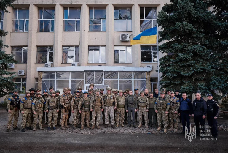Над звільненим Лиманом офіційно підняли прапор України: історичні кадри